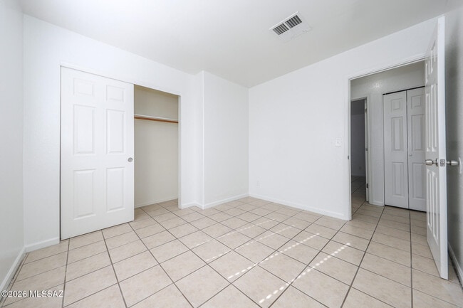 Building Photo - 8873 E Rose Tree Dr
