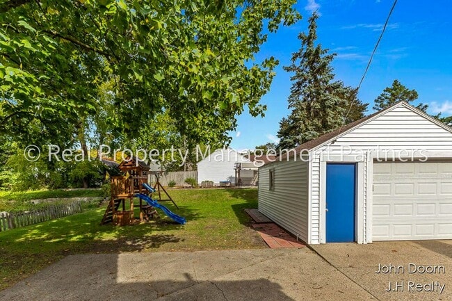 Building Photo - Spacious 3-Bedroom Home in Alger Heights –...