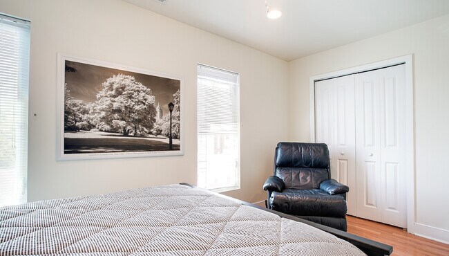 Building Photo - 317 Montrose St