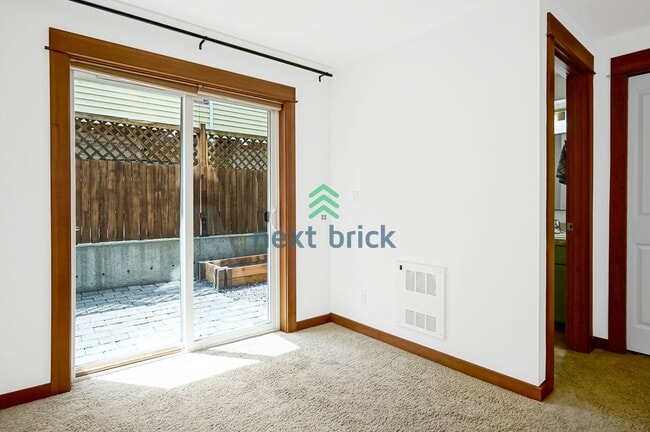 Building Photo - 3 BED & 3 BATH TOWNHOME FOR RENT