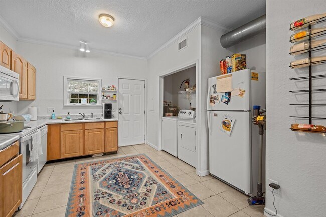 Building Photo - 114 Cedar St