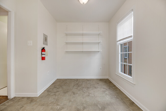 Building Photo - Spacious two-bedroom apartment with a clas...