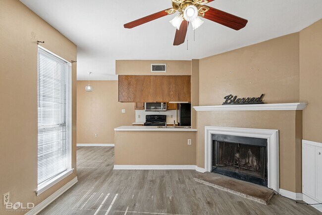 Building Photo - End Unit in Cobblestone