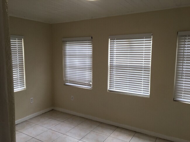 Building Photo - North Hyde Park - UT Area