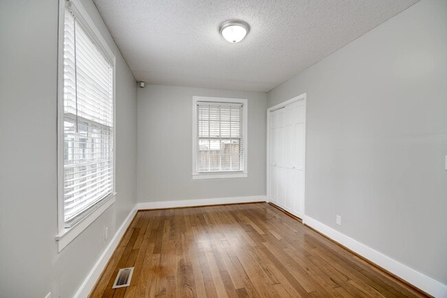 Building Photo - 1741 Oak Dr