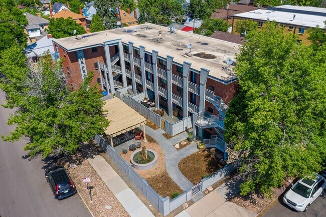 Building Photo - Incredible 2 bedroom 1 bath Condo in West Washington Park Neighborhood