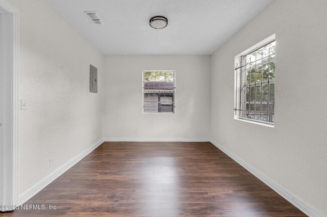 Building Photo - 2013 W 6th St