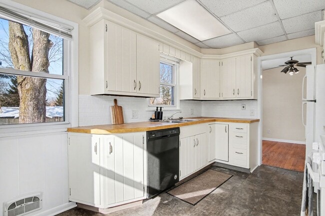 Building Photo - 3 Bedroom, 1 Bath Single Family Home!