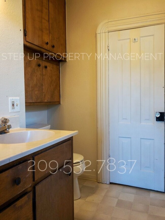 Building Photo - Conveniently located 2 Bedroom Home Near D...
