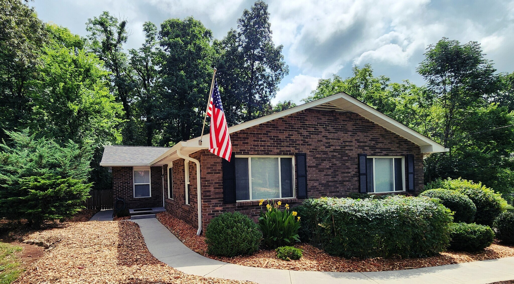 Building Photo - 722 Shadycrest Dr