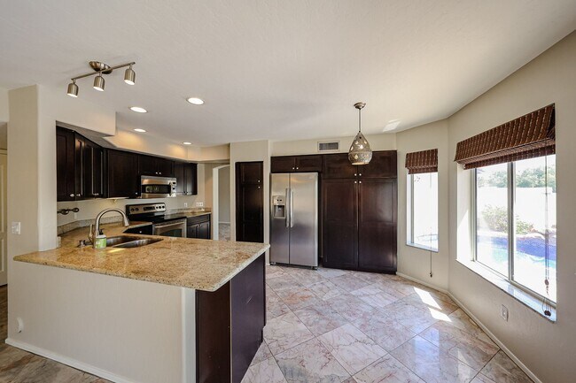Building Photo - Stunning 3 bedroom, 2.5 bathroom Gold Cour...