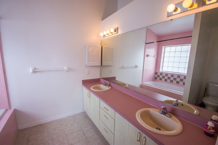 Building Photo - 3 Bed 2 Bath Home with Stainless Steel Appliances Near Poinciana Pkwy!