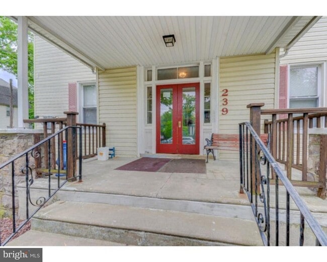 Building Photo - 239 Vine St