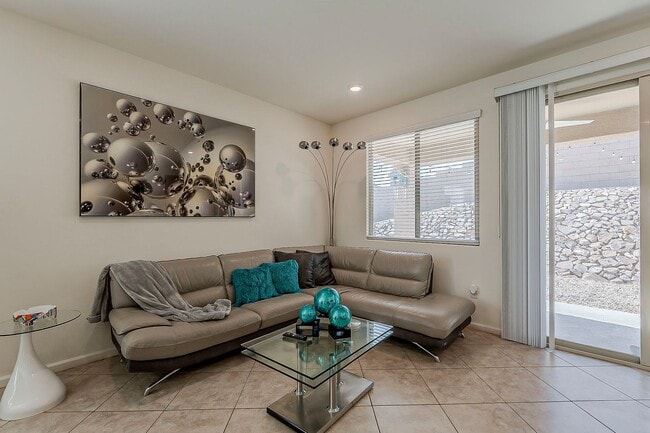 Building Photo - Modern Comfort Meets Smart Living in Vail!