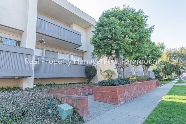 Building Photo - Spacious townhouse in LA