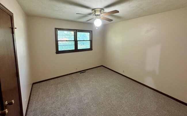 Building Photo - 4 Bed, 3 Bath home on West Side of Manhattan Near CiCo Park!