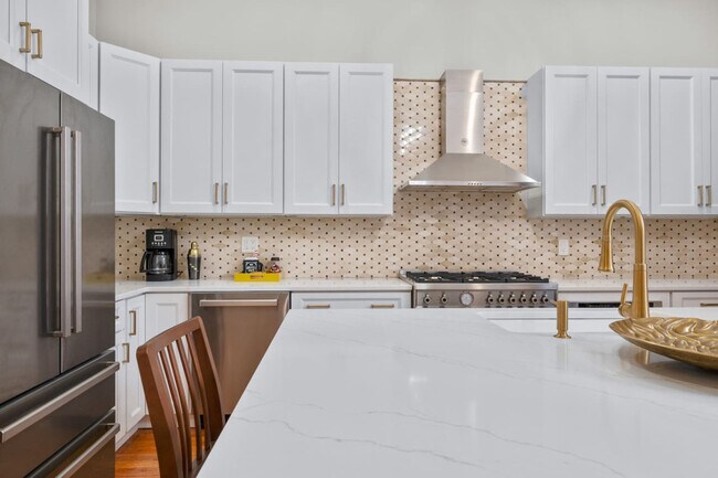 Building Photo - 215 W 138th St