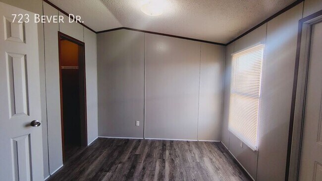 Building Photo - 723 Bever Dr