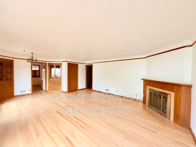 Building Photo - 4215 NW Lavina St