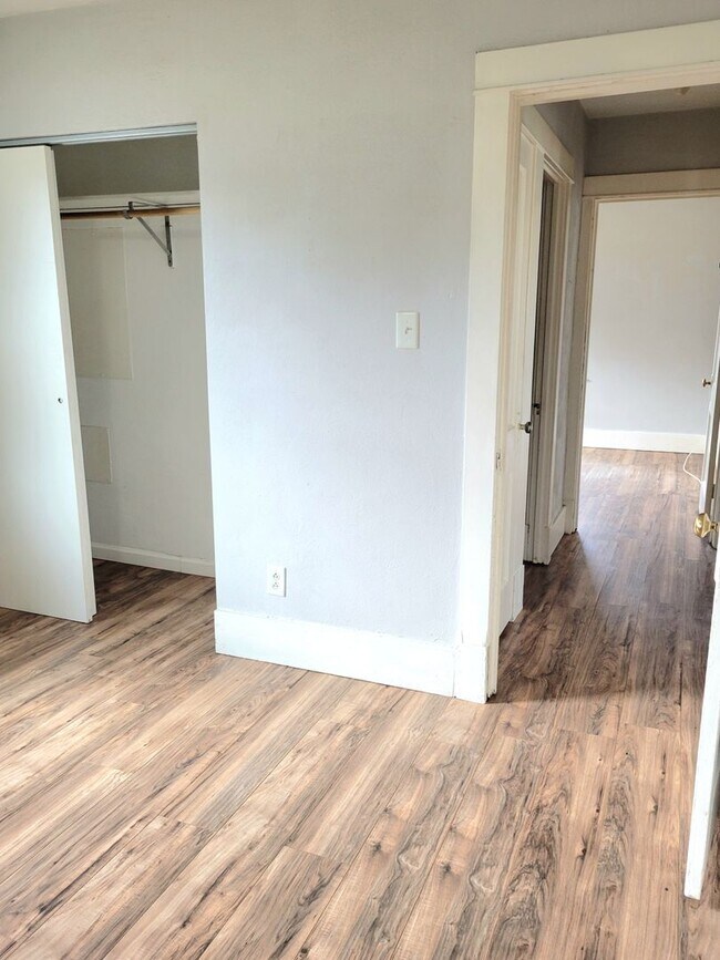 Building Photo - Updated and rent ready...450 Hamilton, Wood River
