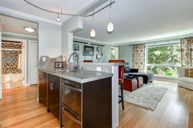 Building Photo - One of Kind Downtown Kirkland Strip 1bd 1bath Condo!