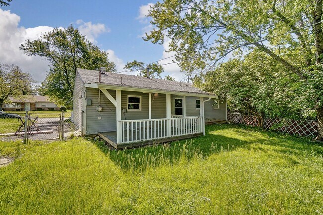 Building Photo - Three Bedroom with Driveway in Dayton!