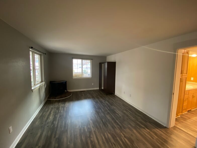 Building Photo - 2464-2 NE Ravenwood Dr