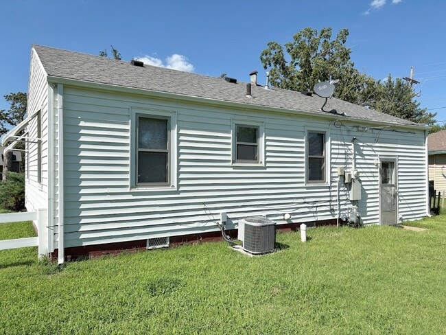 Building Photo - 2 Bed 1 Bath House with Garage