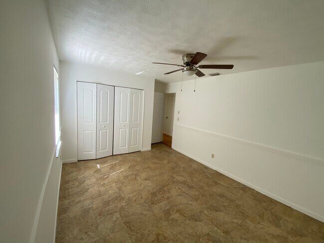 Building Photo - 5 Teak Loop Ln