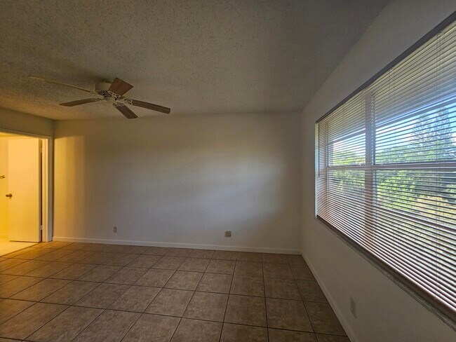Building Photo - 120 Sparrow Dr