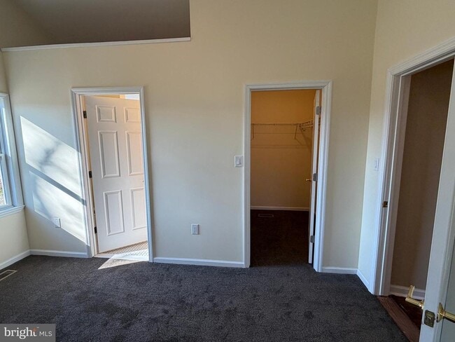 Building Photo - 15 W Floral Ave