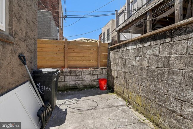 Building Photo - 2422 S Iseminger St