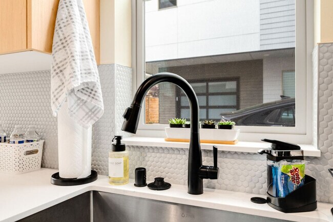 Building Photo - 823 NE 70th St