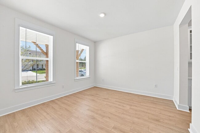 Building Photo - 3084 Claredon St