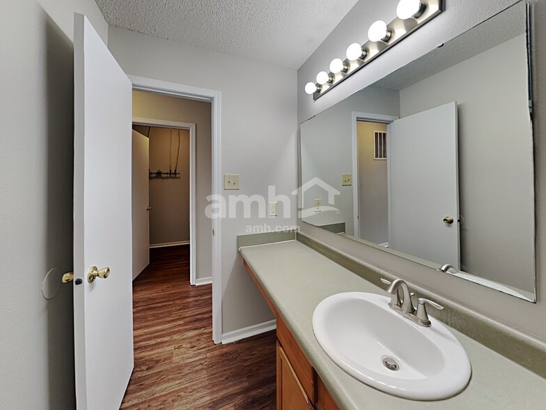 Building Photo - 690 Runnymede Ct