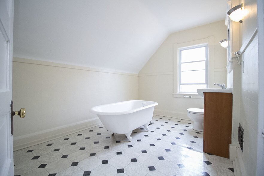 Building Photo - 2122 Airport Hwy