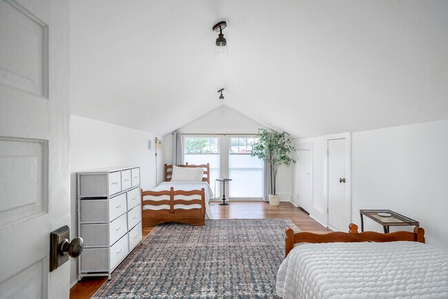 Building Photo - 227 Kershaw St NE