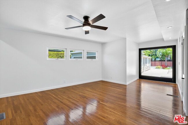 Building Photo - 2121 Marine St