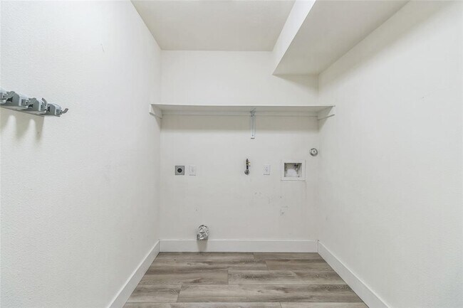 Building Photo - 1502 Villanova Dr