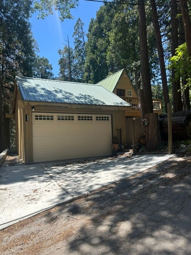 Building Photo - 10905 Elm Dr