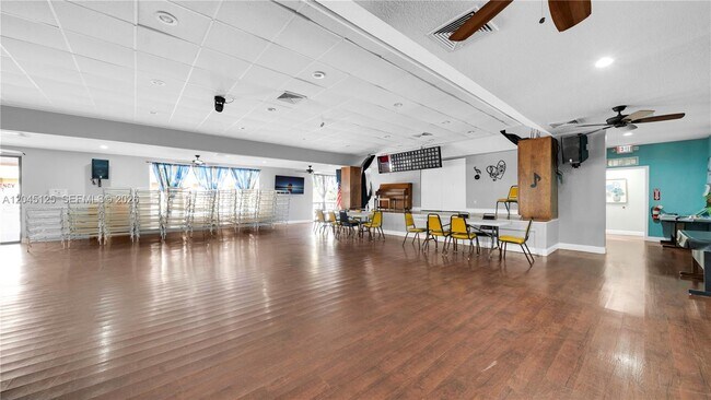 Building Photo - 2861 Somerset Dr