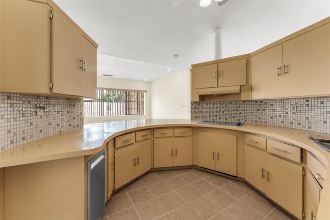 Building Photo - 9130 SW 101st Ave