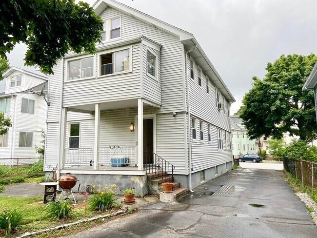 Building Photo - 104 Belmont St