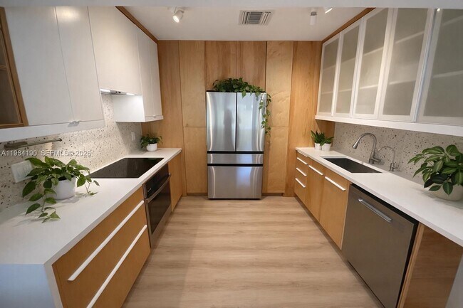 Building Photo - 240 Greenwood Dr