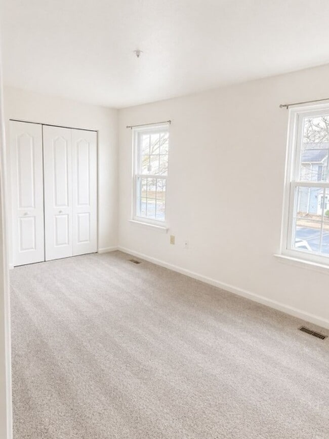 Building Photo - 45264 Woodstown Way