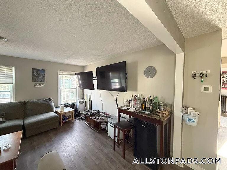 Building Photo - 5 W Sorrento St