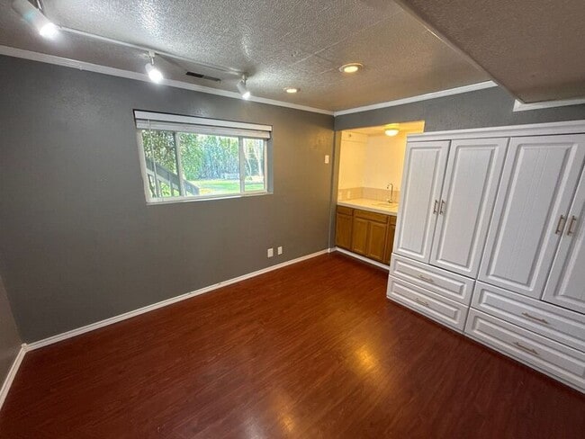 Building Photo - 869 Meadowlawn Dr SE