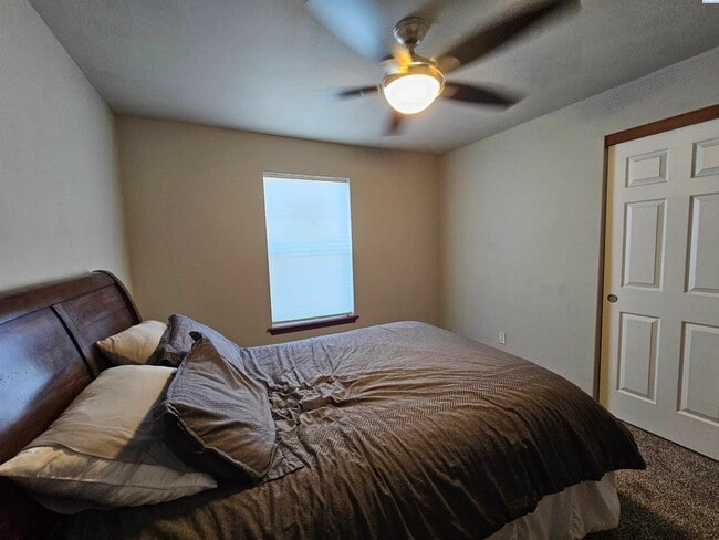 Building Photo - Well Kept Townhouse with Yard Care Included