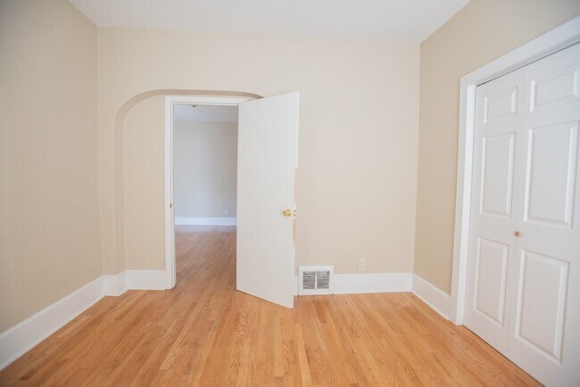 Building Photo - 2429 N Farwell Ave