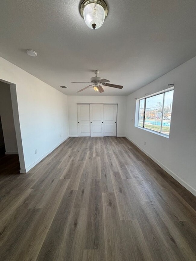 Building Photo - Spacious 3-Bedroom, 2-Bath Home with Moder...